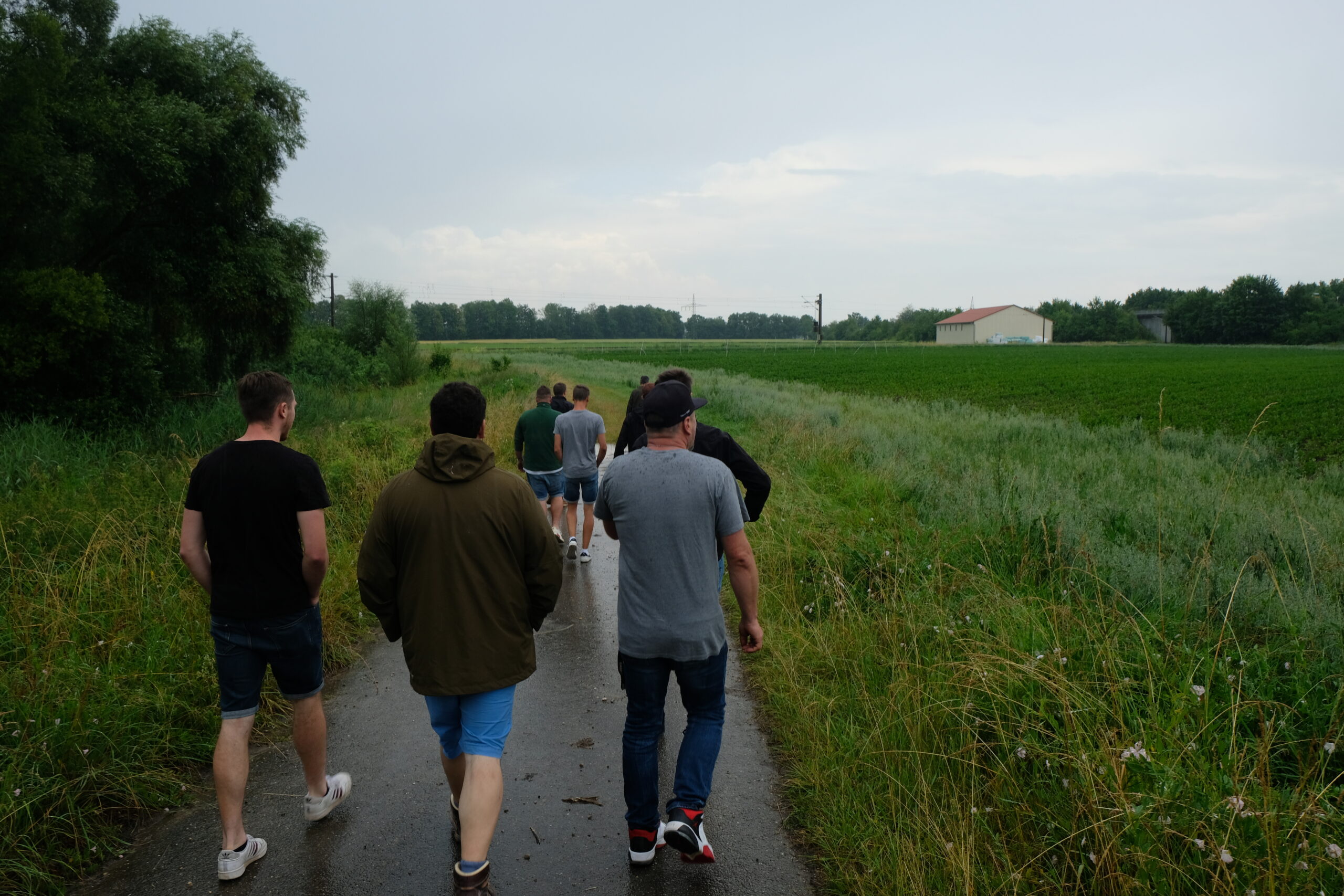 Menschen gehen zu einem Acker