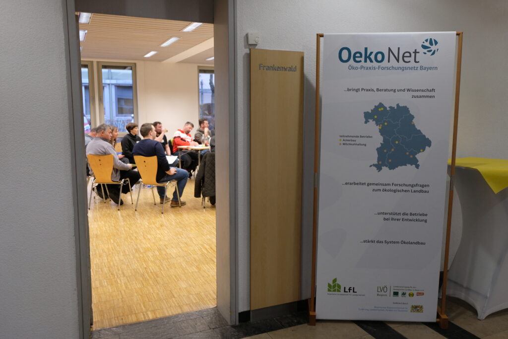 Blick durch eine Tür auf eine Menschengruppe