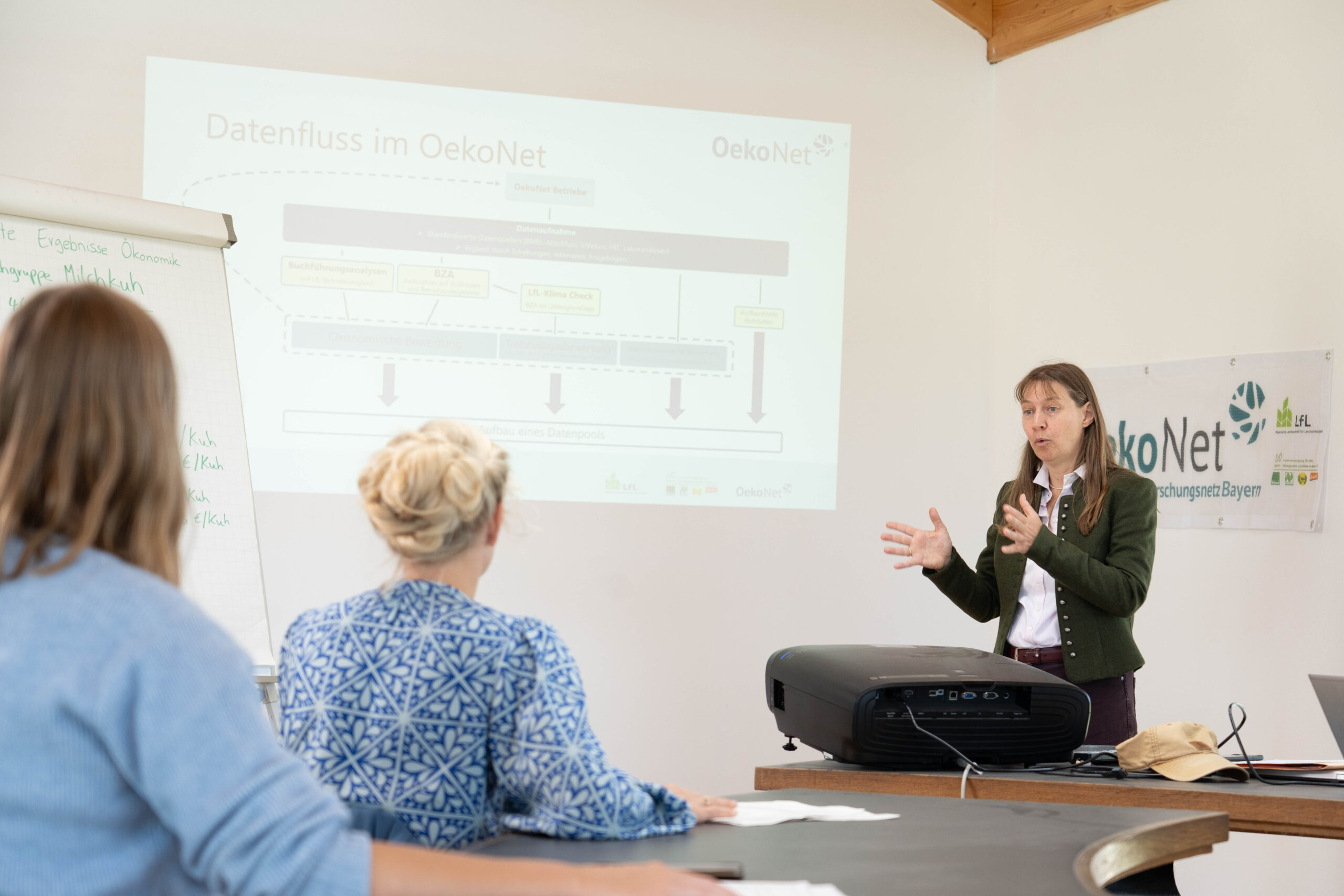 Frau erklärt Daten aus Präsentation