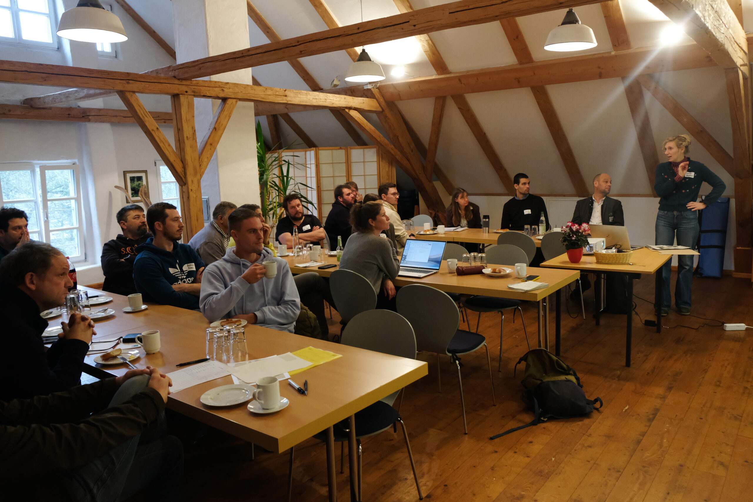 Gruppe an Tagungstischen