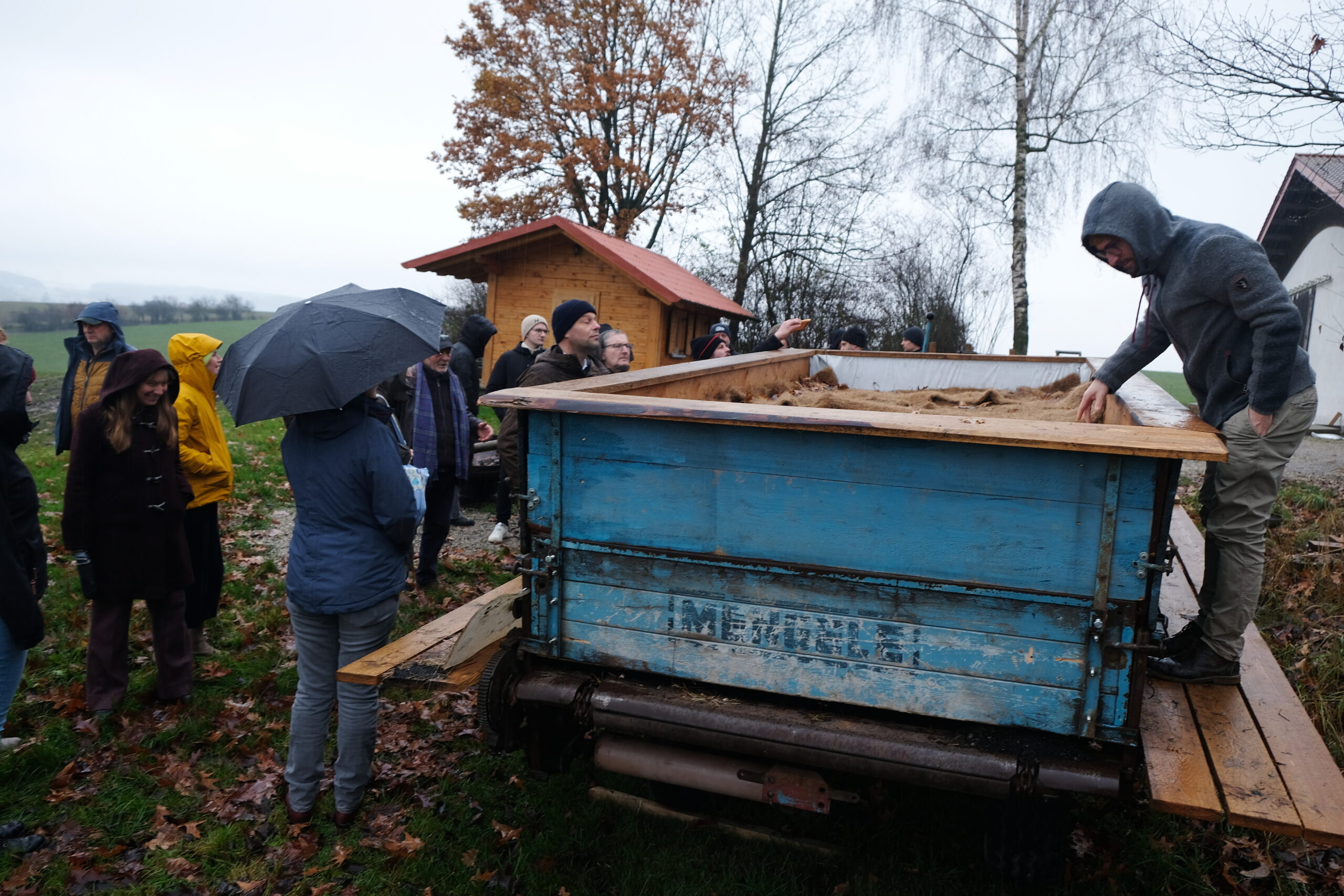 Menschen schauen Kompost an