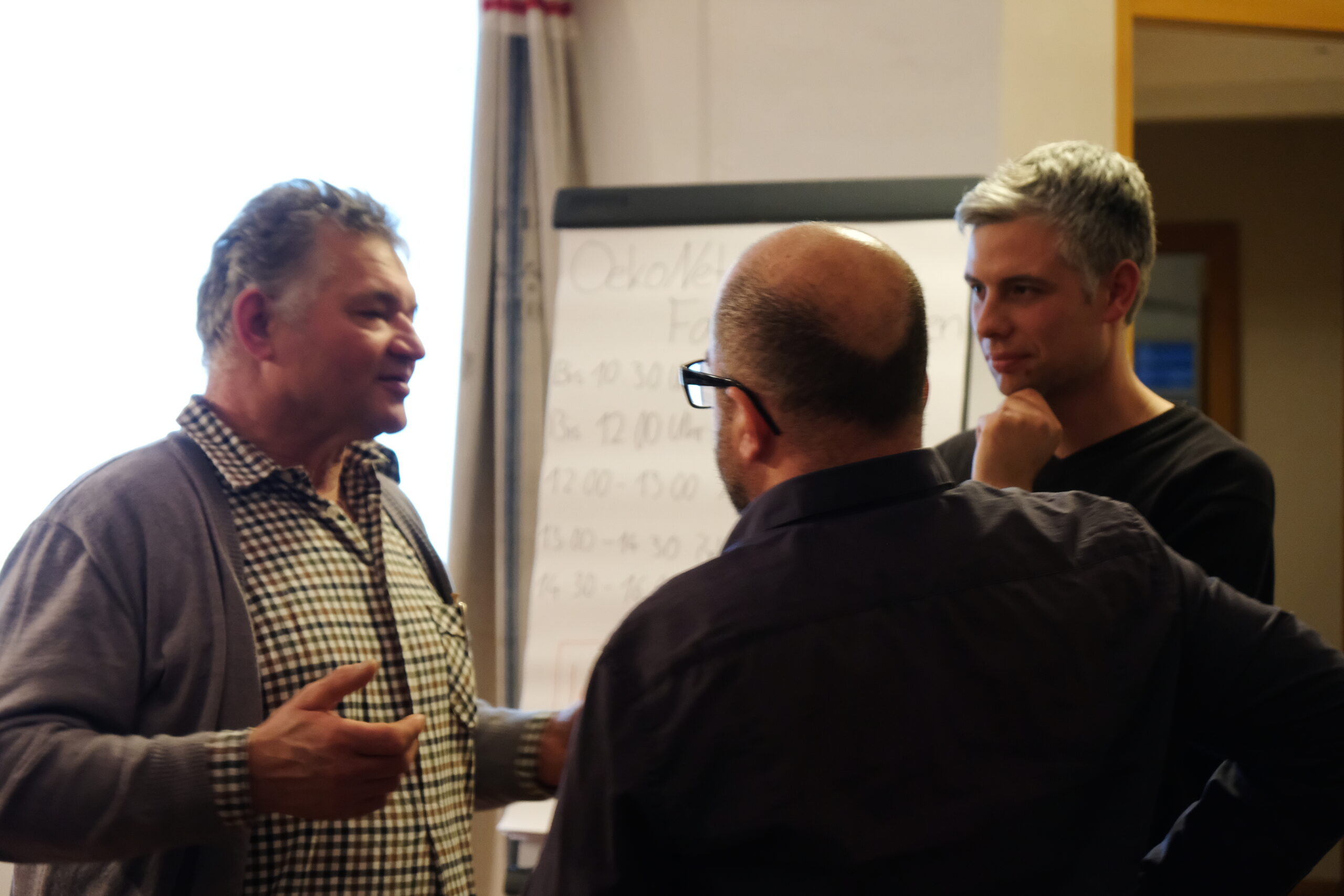 3 Menschen reden miteinander