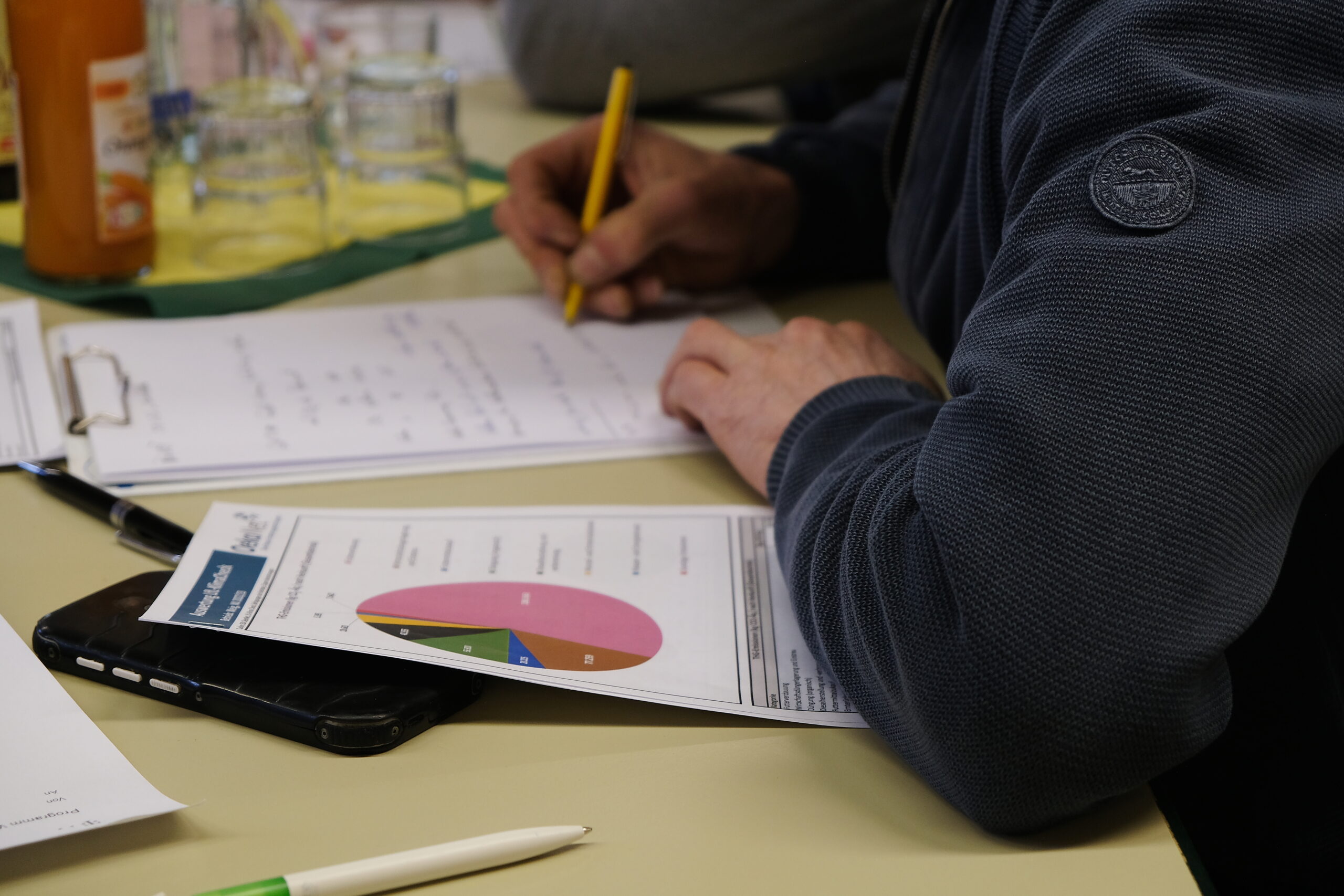 Hand notiert Daten auf einem Block