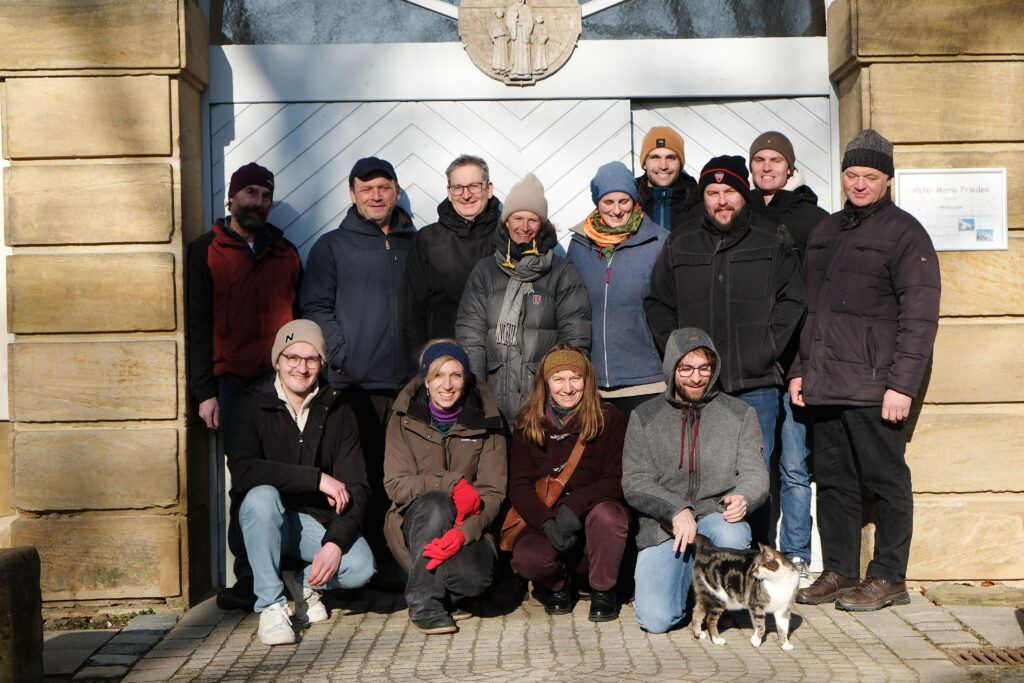 Gruppe vor Tagungshaus.