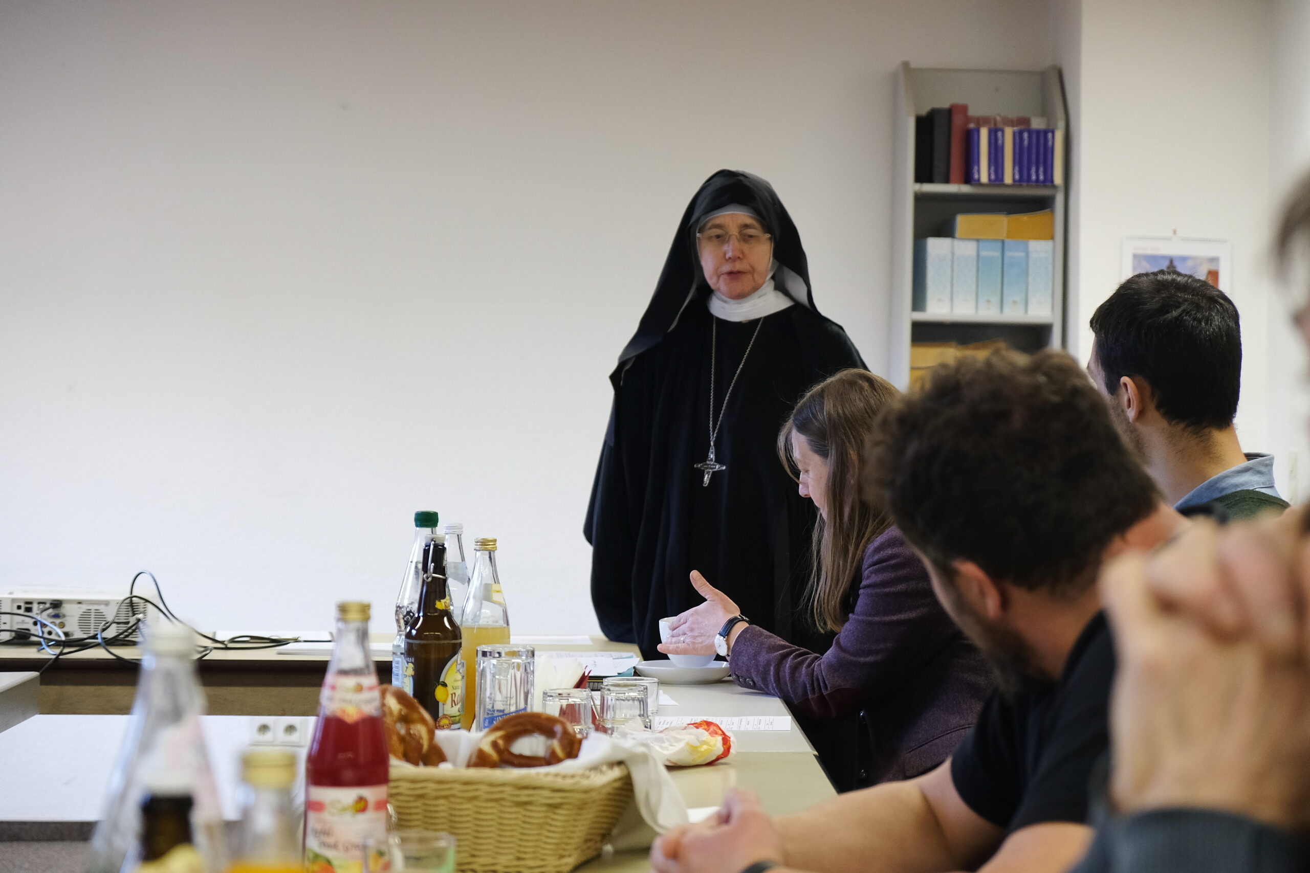 Schwester Mechtild stellt der Gruppe die Abtei vor