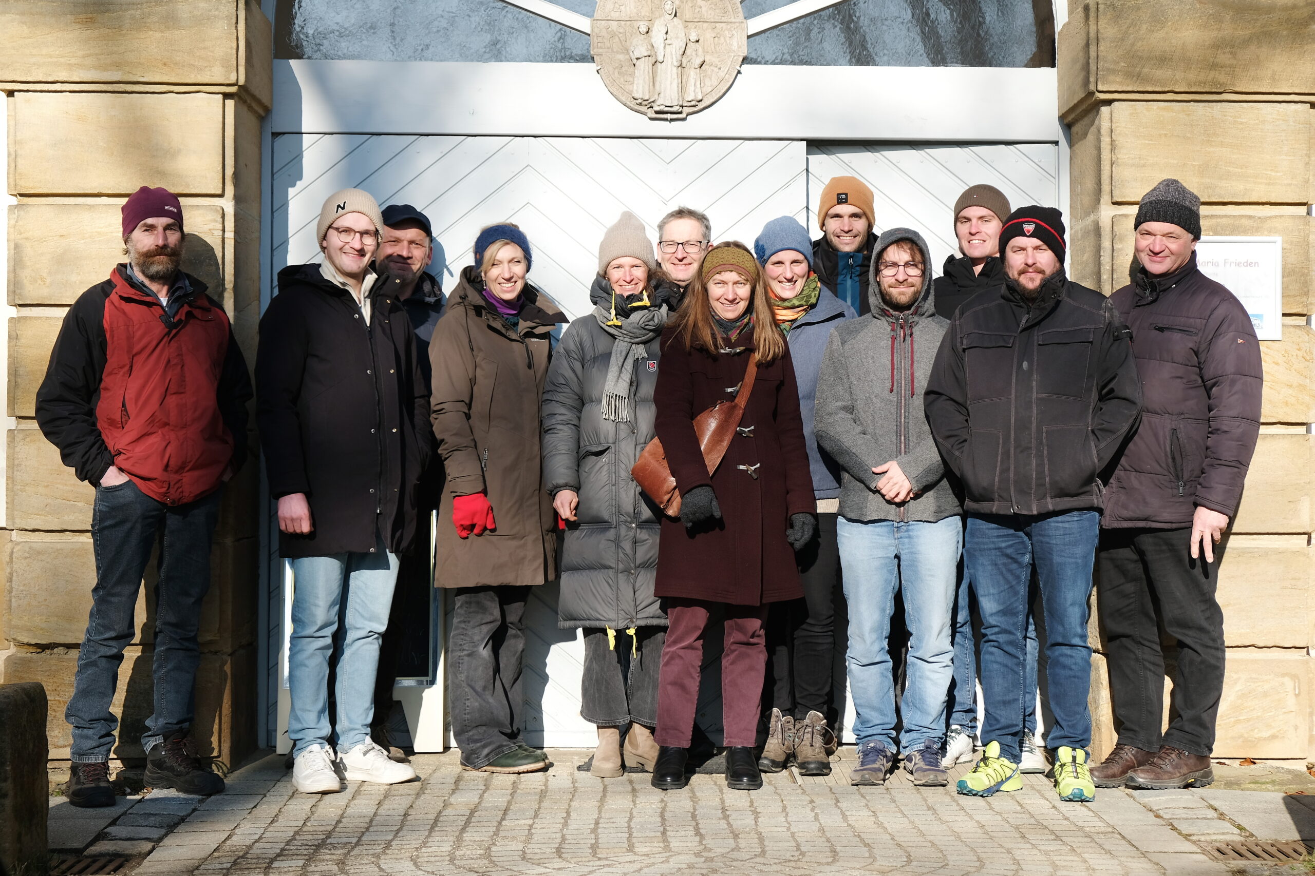 Gruppenfoto von Tagungsteilnehmenden